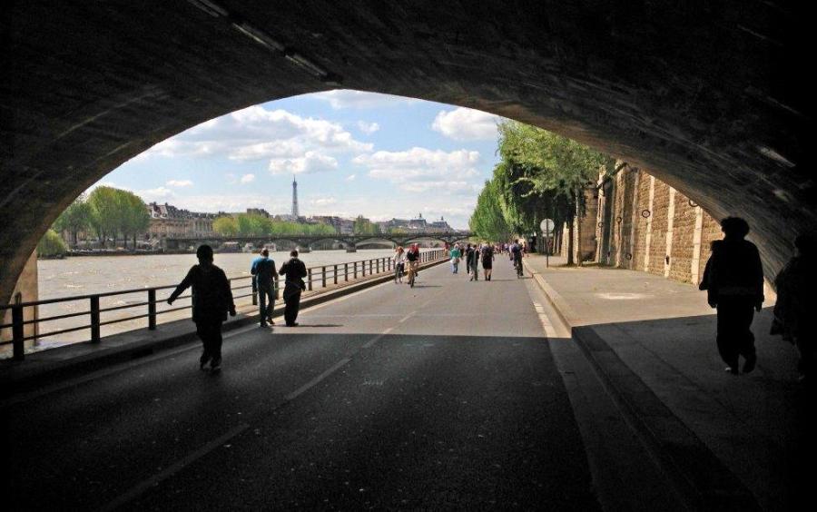 Part of the newly openned pedestrian zone - the first users curiously explore Photo by Wouter de Zeeuw