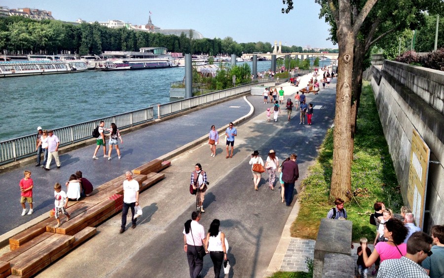 Entering the left bank of Les Berges, along the Alma Bridge